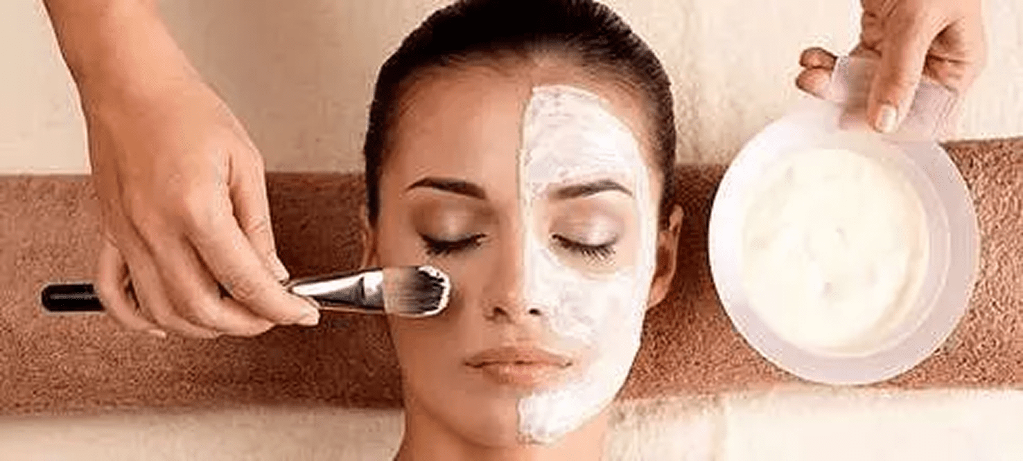 Relaxing beauty treatment with face mask