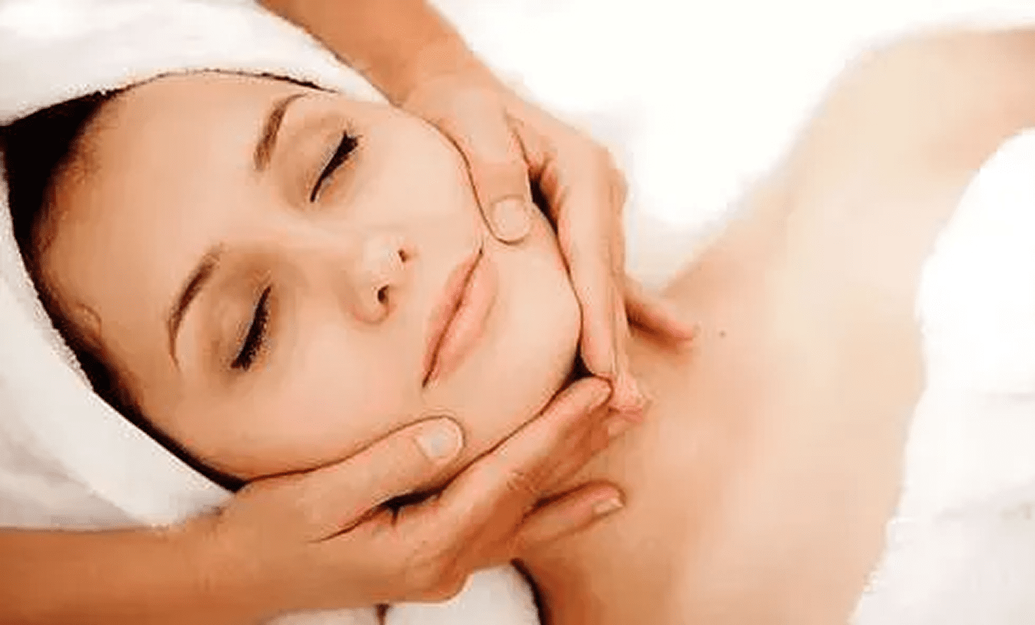 Facial massage with relaxing touch