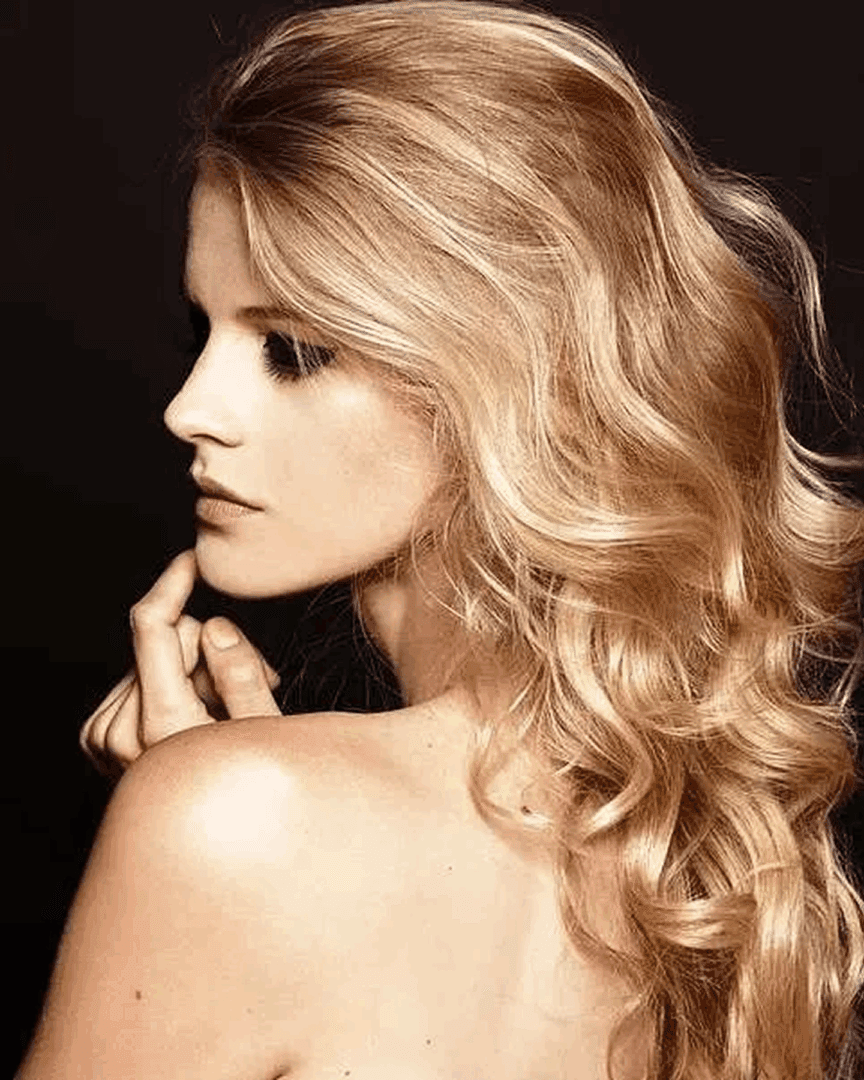 Woman with long, wavy blonde hair